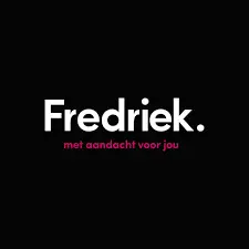 Logo van drogisterij Fredriek met de slogan ‘met aandacht voor jou’ op zwarte achtergrond.
